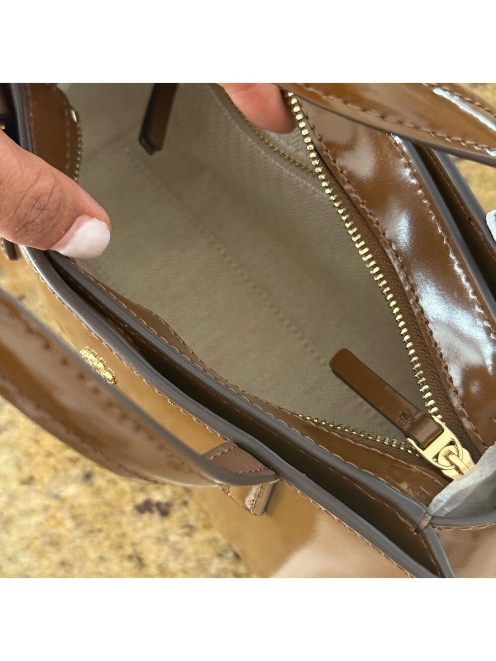 New 450+ Tory Burch Emerson mini tote in rich walnut color Leathe - Picture 4 of 12